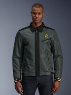 Alpinestars Ignite Air Jacket, veste de moto urbaine, vert forêt foncé avec accents noirs, portée par un mannequin avec un pantalon en jean, col chemise style Harrington, fermeture éclair frontale, logo sur la poitrine et poignets rayés, construction moderne en mesh et textile pour la conduite estivale