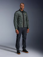 Veste Alpinestars Ignite Air, Urban Gray Black Blue, veste de moto urbaine, portée par un mannequin avec un jean en denim foncé et des baskets noires, dotée d'un corps en maille, d'un col de chemise traditionnel, d'une silhouette inspirée de la veste Harrington et d'un logo Alpinestars doré.