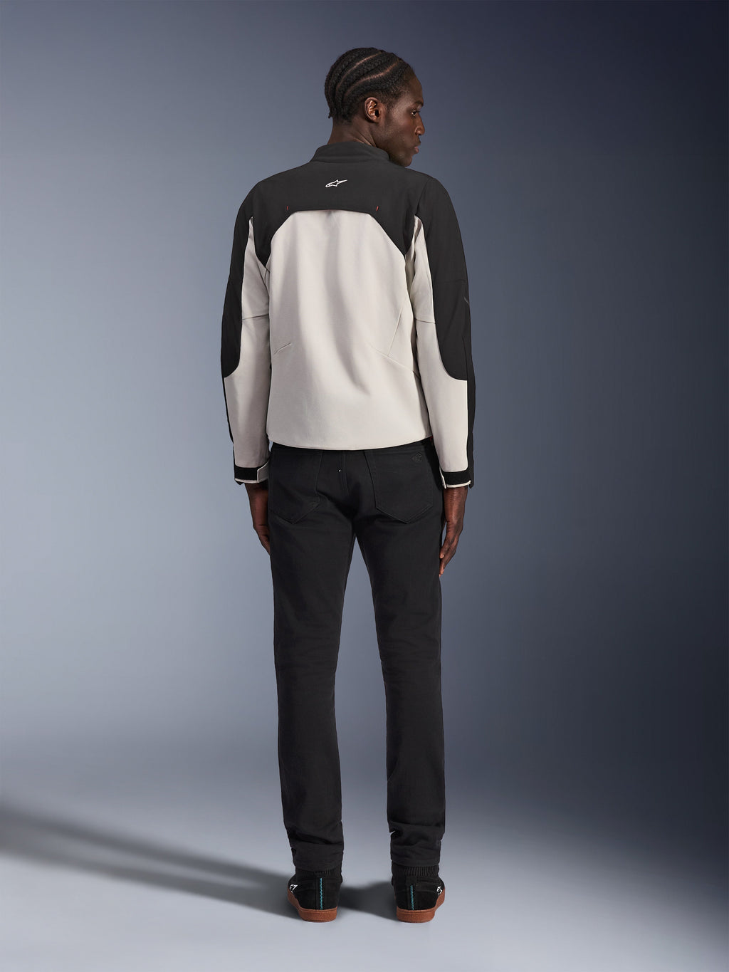 Veste Alpinestars Provoke, veste de moto urbaine en textile, Black Metal Gray, vue arrière montrant des empiècements noirs aux épaules et aux manches avec un buste gris clair, petit logo étoile blanc au dos, design urbain pour les motards citadins