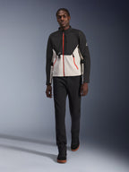 Mannequin portant la veste Alpinestars Provoke, veste de moto urbaine noir et gris métal avec des accents de zips rouges, accompagnée d'un pantalon noir et de chaussures montantes noires, équipement de protection moderne pour la conduite urbaine