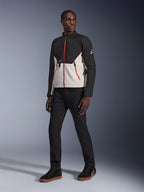Mannequin portant la veste Alpinestars Provoke en Black Metal Gray, avec des fermetures éclair rouges distinctives sur le devant et les poches, associée à un pantalon noir et des baskets montantes noires avec des semelles en gomme, équipement de moto urbain contemporain pour un look prêt pour la rue.