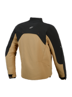 Veste Alpinestars Provoke, veste de moto urbaine, noir et camel, vue arrière avec empiècement supérieur noir et logo blanc, corps en softshell camel, silhouette contemporaine avec accents réfléchissants, conçue pour les motards urbains
