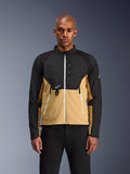 Veste Alpinestars Provoke, veste de moto urbaine, noir et camel, vue de face sur un mannequin homme, design bicolore avec fermetures éclair blanches, poche poitrine zippée avec anneau en D et petit logo Alpinestars blanc, tenue de motard urbaine contemporaine