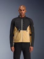 Veste Alpinestars Provoke, veste de moto urbaine, noir et camel, vue de face sur un mannequin homme, design bicolore avec fermetures éclair blanches, poche poitrine zippée avec anneau en D et petit logo Alpinestars blanc, tenue de motard urbaine contemporaine