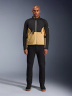 Veste Alpinestars Provoke en Noir Camel, veste de moto urbaine au design bicolore noir et camel, portée par un mannequin avec un pantalon noir et des chaussures noires, silhouette contemporaine avec fermetures éclair blanches et construction technique en softshell.