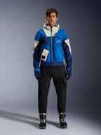 Alpinestars Mogress Air Jacke, urbane Motorradjacke in Blue Almond, getragen mit schwarzer Hose und Stiefeln, mit einem technischen Color-Block-Design in Blau und Creme, Utility-Taschen und Kapuze, zeitgenössische, von Streetwear inspirierte Motorradbekleidung.
