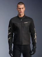Alpinestars T-Dyno Air Jacket, veste de moto en textile noir, avec graphismes d'étoiles blanches sur les manches et logo sur la poitrine, panneaux en maille pour la ventilation, coupe de motard d'inspiration vintage, portée avec des gants et un pantalon noirs
