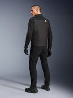 Blouson Alpinestars T-Dyno Air, noir, vue de dos d'un mannequin portant un blouson de moto en textile respirant, arborant le logo Alpinestars blanc sur l'épaule, associé à un pantalon et des gants noirs, style urbain