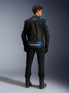 Alpinestars T-Stunt Air Jacke, modulare Textil-Motorradjacke, Schwarz, Dunkelblau und Hellblau, Rückansicht zeigt das Staufach für die Ärmel im unteren Rückenbereich mit weißem Alpinestars-Branding, getragen mit schwarzer Hose und Stiefeln.