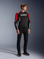 Mannelijk model draagt de Alpinestars MM93 T-SPS Air v2 Jas in Black Bright Red White, met opvallende MM93-branding op de borst en mouwen, gecombineerd met een zwarte broek en motorlaarzen, sportieve urban motorstijl met zichtbare mesh-panelen voor luchtstroom.