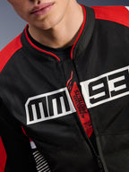 Alpinestars MM93 T-SPS Air V2 Jas, motorjas, zwart, felrood en wit, close-up van de borst met groot wit MM93-logo, rode 'Alpinestars Protects' en 'Tech-Air Ready' ritstrekker, tech mesh-stofstructuur
