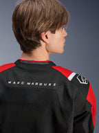 Alpinestars MM93 T-SPS Air V2 Jas, achteraanzicht van de bovenrug en schouders, zwart met felrode en witte details, 'MARC MARQUEZ' tekst op het schouderstuk, voorzien van technische mesh-panelen en schouderlogo, stedelijke sportieve motorkleding