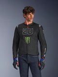 Alpinestars FQ20 T-SPS Air V2 Monster jas, zwarte motorjas met groot wit '20' cijfer en groen Monster Energy-logo, gedragen door een mannelijk model met donkere jeans en bijpassende handschoenen, lichtgewicht mesh-constructie voor stedelijk rijden