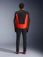 Alpinestars MM93 C-1 Air Jacket, motorjas, rood fluo en zwart, achteraanzicht met de Marc Marquez 93-graphic op de onderrug, tech mesh panelen voor ventilatie, gecombineerd met een zwarte broek en uitrusting met rode accenten