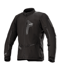 Alpinestars Venture XT Jacket, zwarte textiele motorjas, vooraanzicht met borstzak met rits en grote ventilatieopeningen op de mouwen, verstelbare banden op de armen, hoge kraag, waterbestendige constructie voor adventure touring