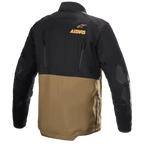 Alpinestars Venture XT Jacke, Adventure-Touren-Motorradjacke, Camel und Schwarz, Rückansicht mit orangem Astars-Logo, vertikalen Belüftungsreißverschlüssen und verstärkten Ellbogenpaneelen