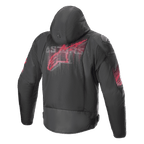 Alpinestars Zaca Air Venom WP Jas, zwart en felrood, achteraanzicht met een groot gestileerd rood logo op de rug, textiele motorjas met 3D mesh panelen, afneembare capuchon en DFS Lite schoudersliders, sportieve motorrijkleding