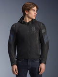 Alpinestars Zaca Air Venom WP Jacke, Schwarz und Electric Blue, Textil-Motorradjacke mit abnehmbarer Kapuze und 3D-Mesh-Einsätzen zur Belüftung, verfügt über DFS Lite Schultergleiter und ASTARS-Branding auf der Brust, getragen von einem männlichen Modell, sportlich inspirierte urbane Fahrausrüstung