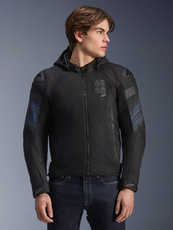 Alpinestars Zaca Air Venom WP jas, zwart en elektrisch blauw, textiel motorjas met afneembare capuchon en 3D mesh-panelen voor ventilatie, voorzien van DFS Lite schouderschuivers en ASTARS-branding op de borst, gedragen door een mannelijk model, sportieve stedelijke motorkleding