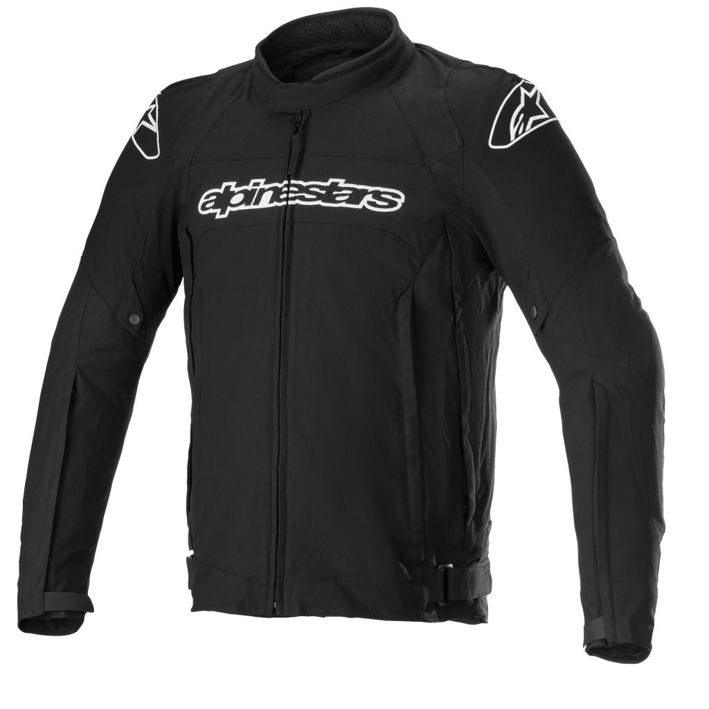 Alpinestars T-GP Force Jacke, schwarze Textil-Motorradjacke mit weißen Logos auf Brust und Schultern, durchgehender Frontreißverschluss, hoher Kragen, vorgekrümmte Ärmel, sportliche Passform für Straßenfahrten