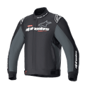 Alpinestars Monza Sport Jacket, Black Tar Gray textiel motorjas, hoge kraag met 'ONE GOAL. ONE VISION.' tekst, witte en grijze Alpinestars-logo's op de borst, sterlogo's op de schouders, rode grafische accenten, verstelbare tailleverstellers, strak technisch design