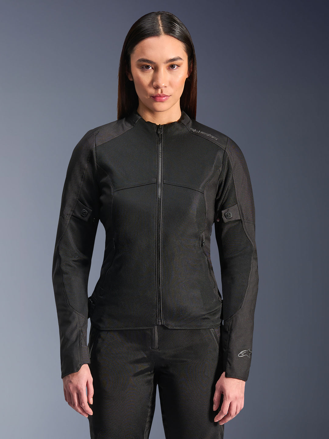 Alpinestars Stella C-1 Air Jacket, dames motorjas, zwart, model draagt een strakke jas met ritssluiting en tech mesh-panelen, slim fit ontwerp met subtiele reflecterende logo's op de schouder en mouwmanchet