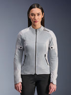 Veste Alpinestars Stella C-1 Air pour femme, veste de moto en maille pour femme, argent, dotée de panneaux en maille technique respirante et de fermetures éclair noires, tenue d'été à coupe ajustée portée par un mannequin