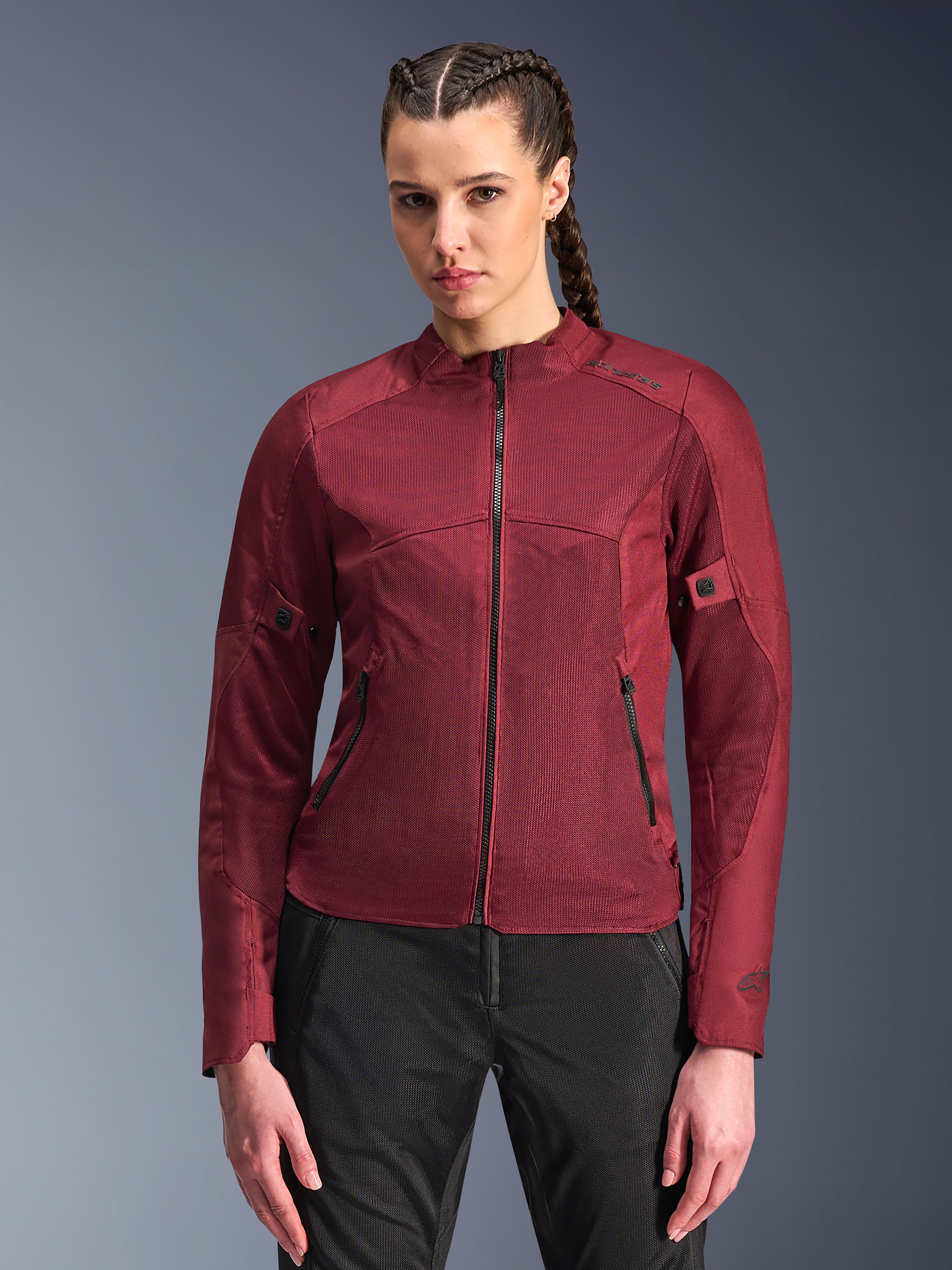 Veste Alpinestars Stella C-1 Air, veste de moto pour femme, rouge bordeaux, panneaux en mesh pour la circulation de l'air, fermeture éclair frontale et poches zippées, coupe sportive ajustée, portée par un mannequin avec un pantalon de moto noir