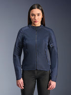 Alpinestars Stella C-1 Air Jacket en bleu, veste de moto pour femme, portée avec un pantalon de moto noir, dotée de grands panneaux en maille pour la circulation d'air, fermeture éclair frontale et poches zippées, design contemporain épuré