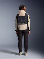 Alpinestars Molly Air Jacket, motorjas voor dames, Black Almond, achteraanzicht met de capuchon en groot logo op de rug, op utility geïnspireerd ripstop-ontwerp, gecombineerd met een zwarte motorbroek.