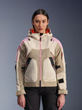 Alpinestars Molly Air Jacket, urban motorjas voor dames, kleurstelling Sand Pink Almond, ontwerp met capuchon en laser-geperforeerde ventilatie, roze ritsdetail, verstelbare mouwbanden, getoond op een model.