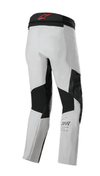 Pantalon Alpinestars AMT 7 Air, pantalon de moto, Tan et Dark Shadow, vue arrière présentant des panneaux extensibles noirs et des inserts de ventilation, logo rouge sur la taille et marquage AMT sur le bas de la jambe, équipement technique de touring aventure