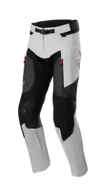 Alpinestars AMT 7 Air Pants, pantalon de moto touring aventure, Tan et Dark Shadow, avec accents de zips rouges et panneaux de ventilation MATRYX, protection renforcée aux genoux, détails perforés au laser, fermeture magnétique réglable à la taille, design moderne avec panneaux texturés