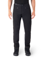 Pantalon Alpinestars Alden, pantalon de moto urbain noir, vue de face, tissu softshell technique extensible, ceinture intégrée avec boucle magnétique, poches avant zippées, détails matelassés aux genoux, silhouette ajustée, porté avec des chaussures de moto noires