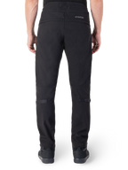 Pantalon Alpinestars Alden, pantalon de moto urbain noir, vue arrière, avec mot-symbole réfléchissant MO.ST.EQ. sur l'empiècement arrière, coupe ajustée sous le genou et boutons-pression de réglage du volume aux mollets et aux chevilles, design textile technique d'inspiration streetwear.