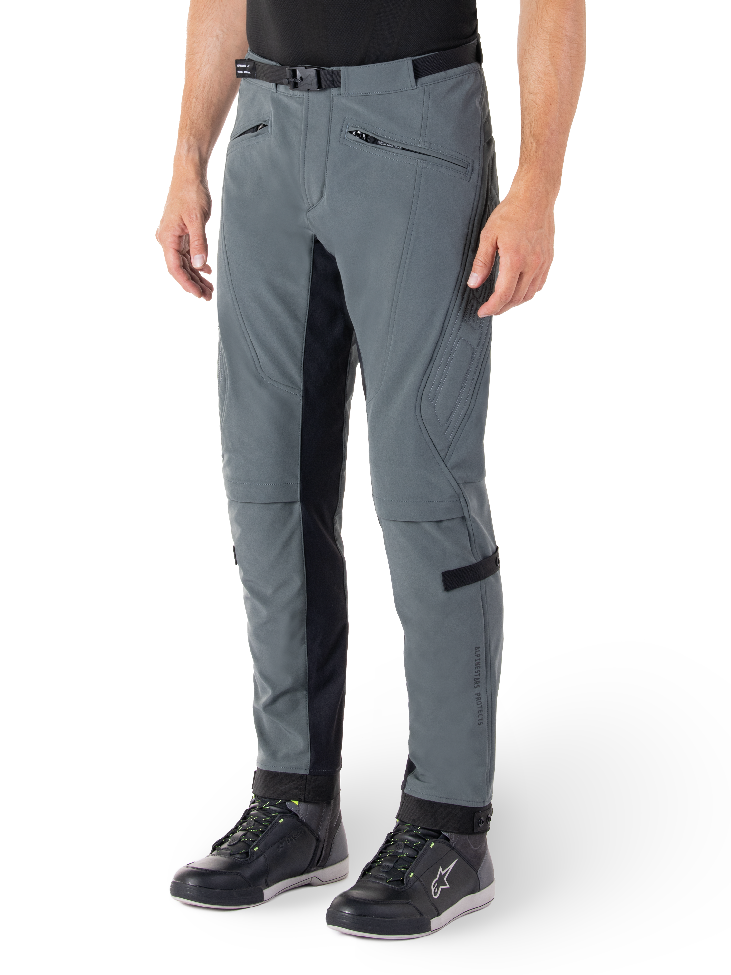Alpinestars Alden broek, Urban Gray en zwarte motorbroek, op streetwear geïnspireerde textiele motorbroek met 3-laags stretch softshell, zwarte panelen aan de binnenkant van de benen, ingebouwde tailleriem, slanke pasvorm onder de knie, gedragen met zwarte motorschoenen