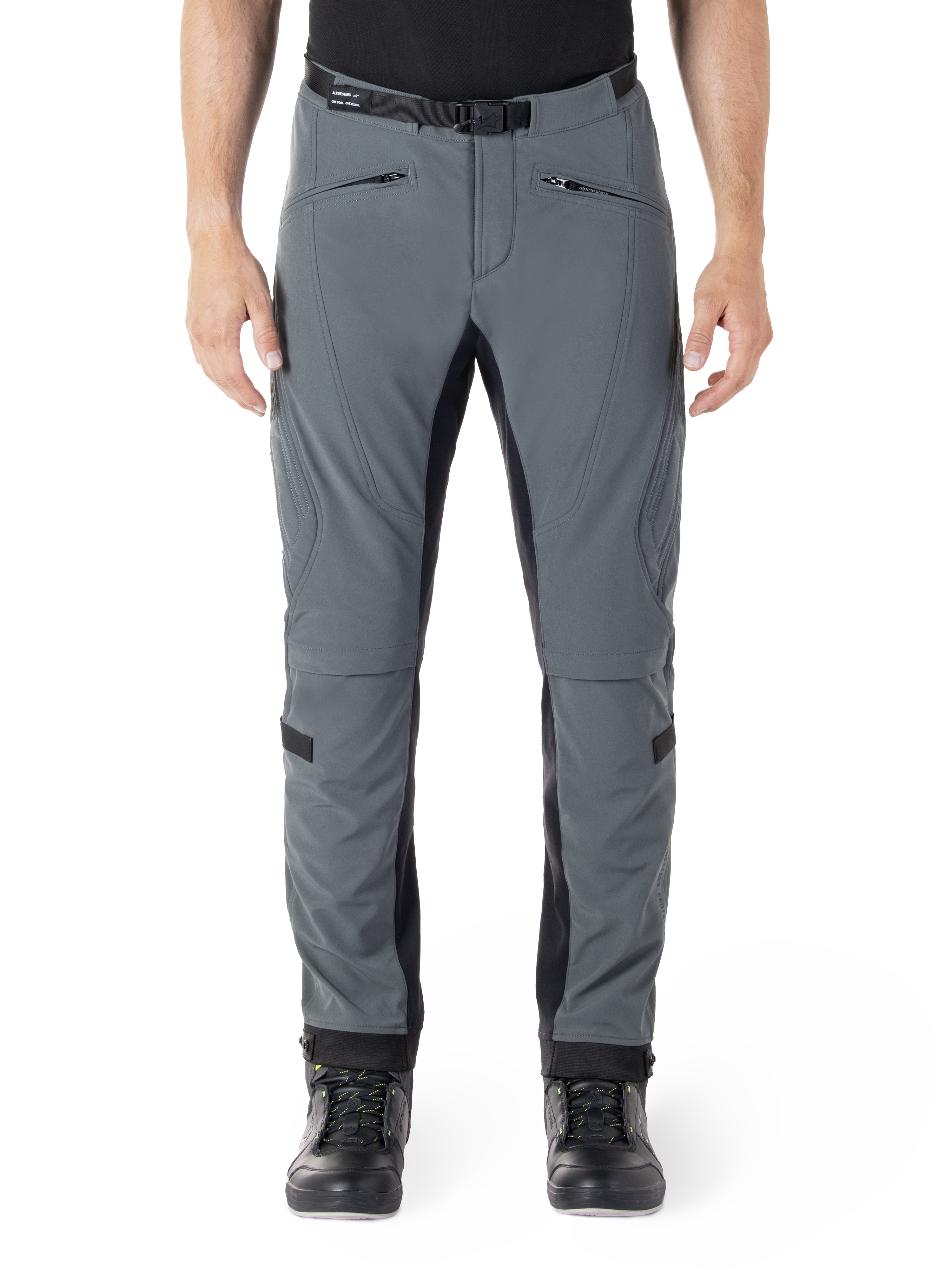 Alpinestars Alden Hose, Urban Gray mit schwarzen Paneelen, technische Motorradhose, Vorderansicht mit Reißverschlusstaschen und integriertem Magnet-Hüftgürtel, Slim-Fit-Softshell-Design für den Stadtverkehr