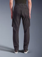 Alpinestars Flex-AST Cargo Broek - Short, stedelijke motorbroek, zwart, achteraanzicht met een regular tapered pasvorm en elastische zomen, grote cargo-zijzakken en subtiele branding op de achterzak, gedragen met casual sneakers