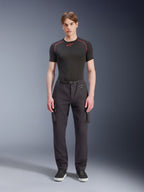 Alpinestars Flex-AST Cargo Broek - Short, zwart, gedragen door een mannelijk model met een zwart performance T-shirt en zwarte sneakers, stedelijke motorbroek met meerdere cargozakken, een taps toelopende pasvorm en een geïntegreerde riem met gesp en D-ring