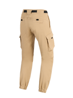 Alpinestars Flex-AST Cargo broek, lichtbeige, motorbroek, achteraanzicht met toelopende pijpen en elastische zomen, cargozakken aan de zijkant en zwarte tailleband, urban militair-geïnspireerd ontwerp