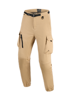 Alpinestars Flex-AST Cargo Broek, lichtbeige, technische urban motorbroek voorzien van een geïntegreerde zwarte riem met gesp, grote cargozakken met rits- en klepdetails, D-ring en elastische zomen, moderne robuuste stijl voor het rijden.