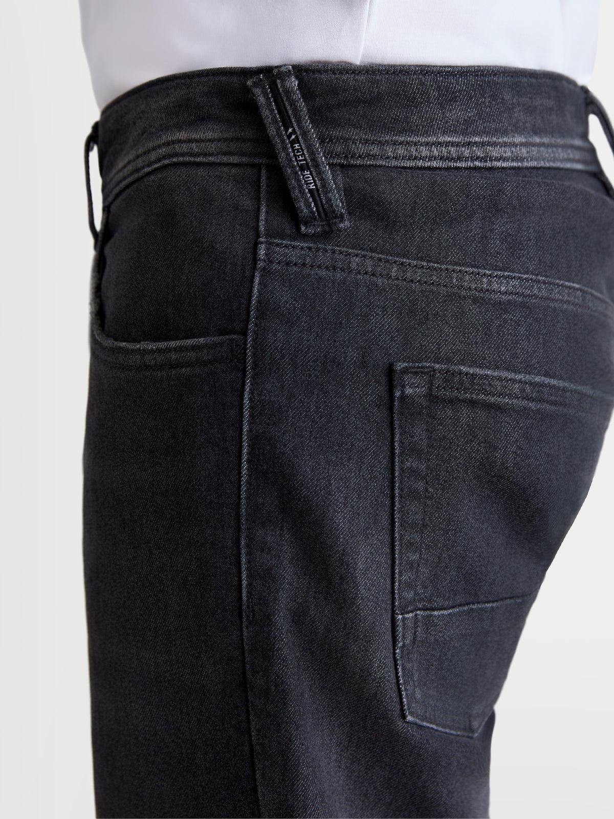 Alpinestars Flex-AST 8 Denim Pants Short, pantalon de moto urbain noir, vue de profil rapprochée montrant la construction des poches, les passants de ceinture et la texture du denim technique