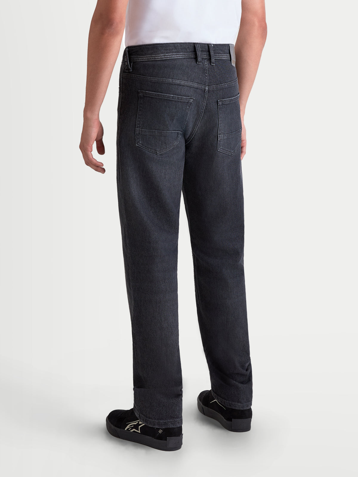 Alpinestars Flex-AST 8 Denim Pants Short, pantalon de moto urbain pour homme noir délavé, vue de dos montrant la construction en denim technique monocouche et la disposition à cinq poches porté par un modèle