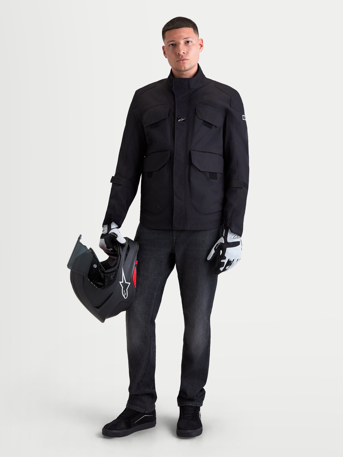 Alpinestars Flex Ast 8 Denim Pantalons Short, pantalon moto urbain pour homme noir, porté par un modèle tenant un casque et un équipement assorti, vêtement de protection textile certifié AA