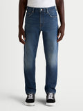 Alpinestars Flex Ast 8 Denim broek, urban motorjeans voor heren in middentandblauw, vooraanzicht op model met casual sneakers, AA-gecertificeerde enkelvoudige denim met beschermende eigenschappen