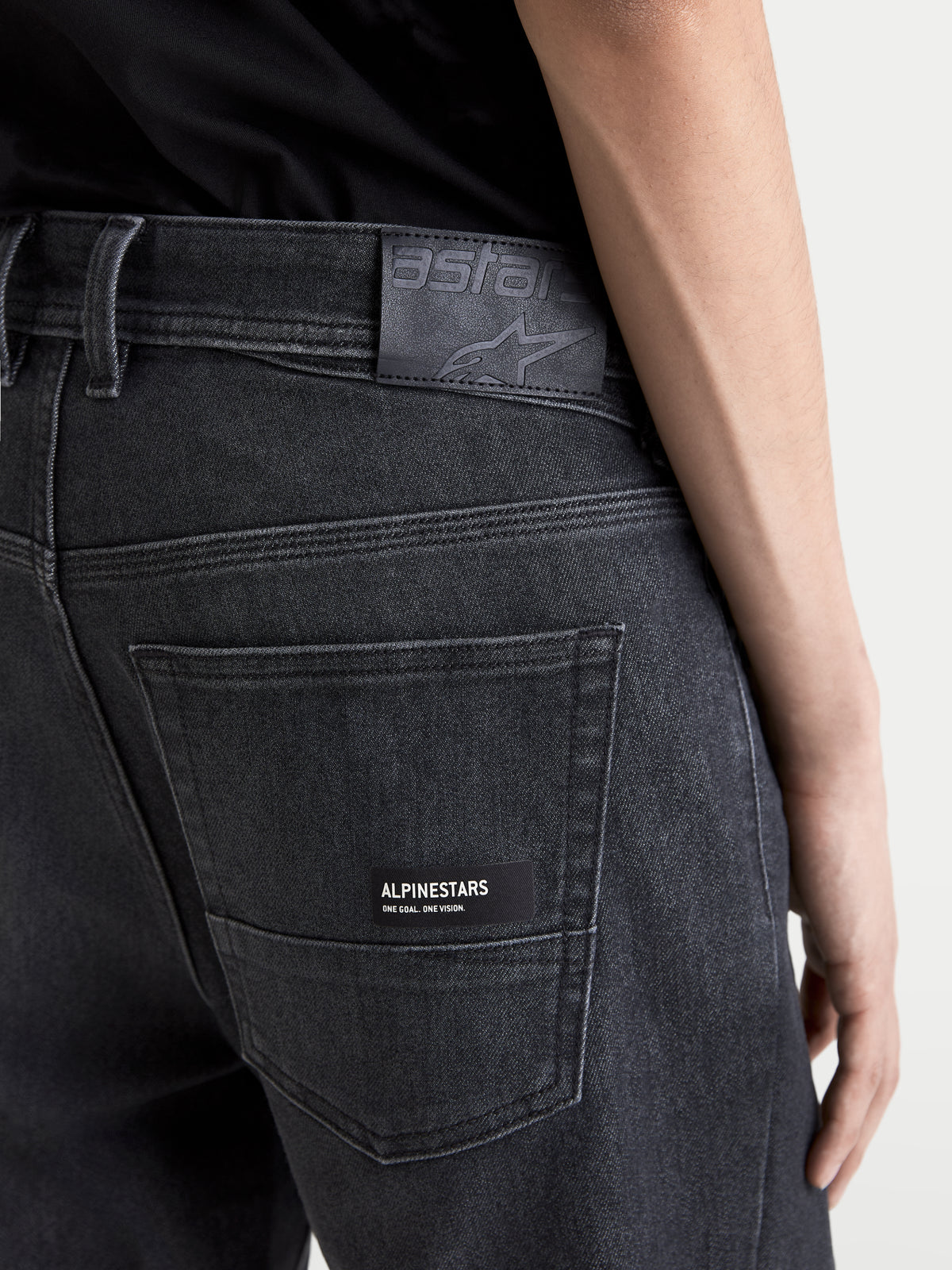 Alpinestars Flex Ast 7 Denim Pantalons, pantalon de moto urbain pour homme, noir délavé, vue rapprochée de la poche arrière, empiècement en cuir et détail de la marque Alpinestars