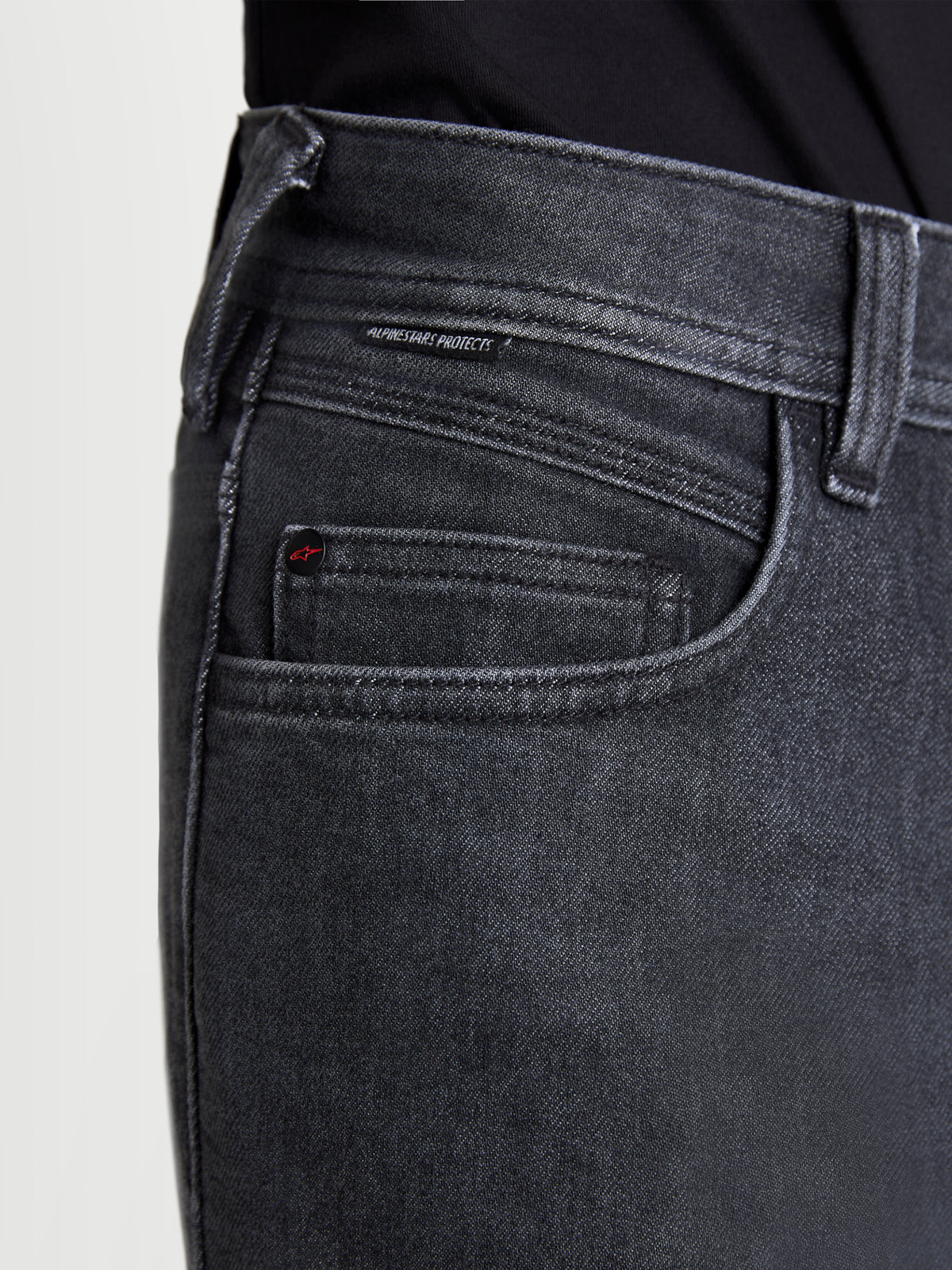 Alpinestars Flex-AST 7 Denim Pants Short, pantalon de moto urbain en denim, noir délavé, gros plan sur la disposition à cinq poches avec passant de ceinture griffé, rivet métallique et détail brodé Astar