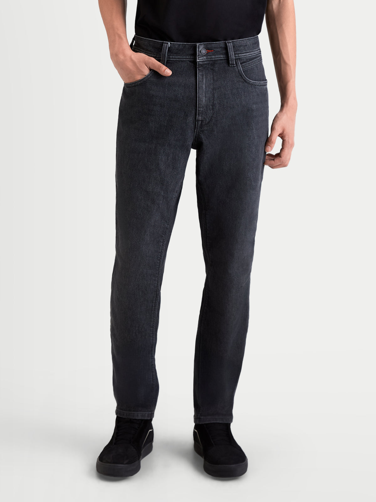 Alpinestars Flex-AST 7 Denim Pantalons Short, pantalon moto urbain pour homme noir délavé, vue de face sur un modèle montrant la construction en denim technique monocouche et la coupe fuselée régulière