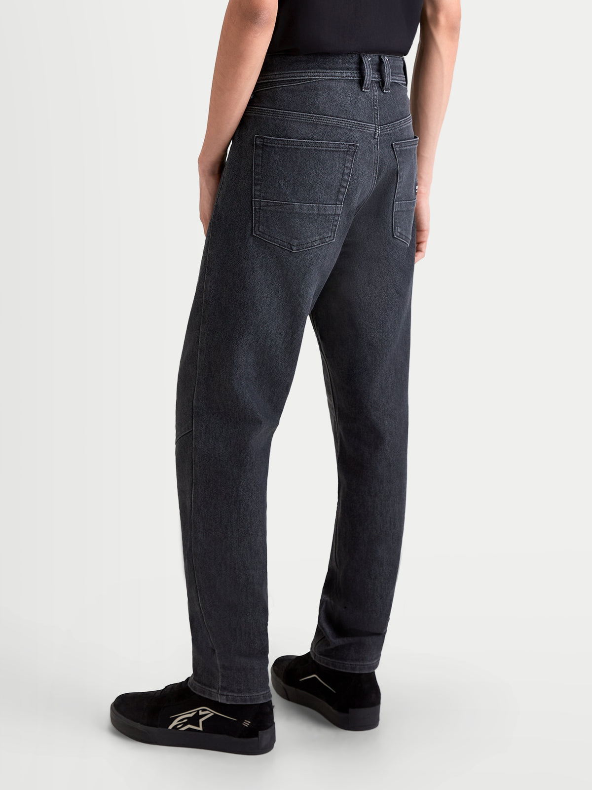 Alpinestars Flex Ast 7 Denim Pantalons, pantalon de moto urbain pour homme en noir délavé, vue de dos montrant la construction en denim technique monocouche, la coupe standard et les poches arrière