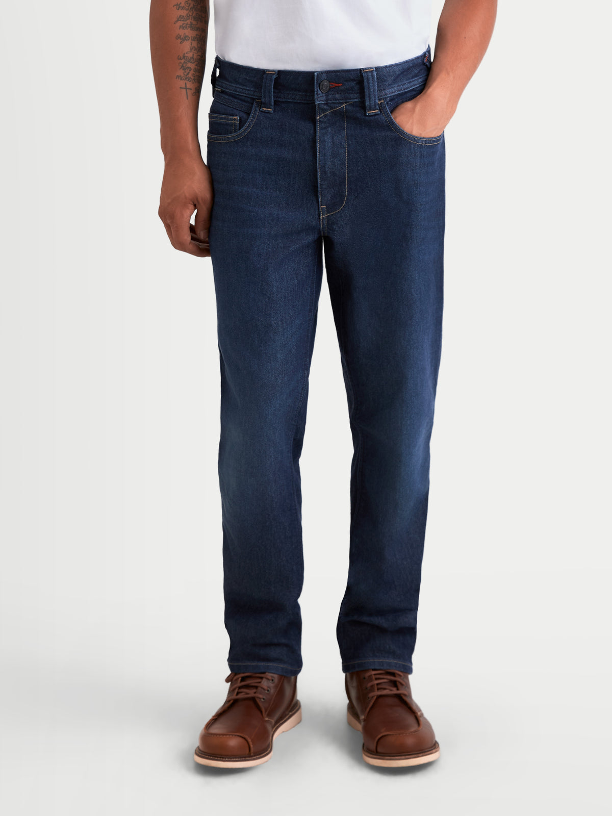 Alpinestars Flex-AST 7 Denim broek, heren motorjeans in donkerblauw, vooraanzicht op model met casual schoeisel, CE AA-gecertificeerde beschermende motorkleding uit één laag